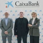 El presidente de la Cámara de Valladolid, Víctor Caramanzana, Ferran Adrià; y la directora territorial de Caixabank en Castilla y León, Belén Martín, inauguran el curso