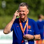 Van Gaal sonríe en un entrenamiento de Países Bajos, que ahora se enfrenta a Ecuador