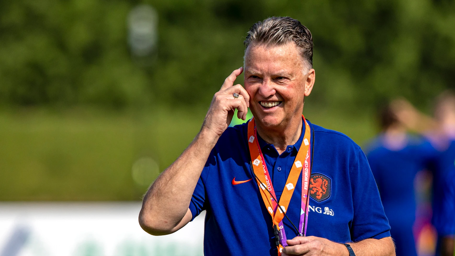 Van Gaal sonríe en un entrenamiento de Países Bajos, que ahora se enfrenta a Ecuador