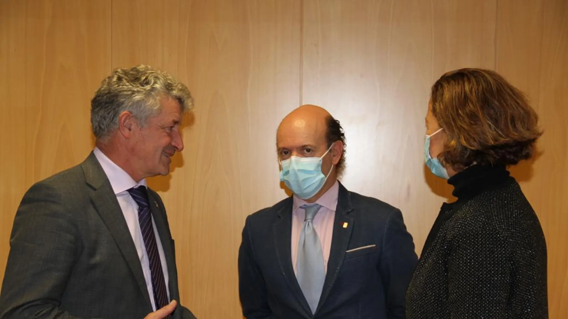 El alcalde de la localidad vallisoletana de Arroyo de la Encomienda, Sarbelio Fernández, se reúne el viceconsejero de Sanidad, Jesús García-Cruces, y la directora general de Salud Pública, Sonia Tamames
