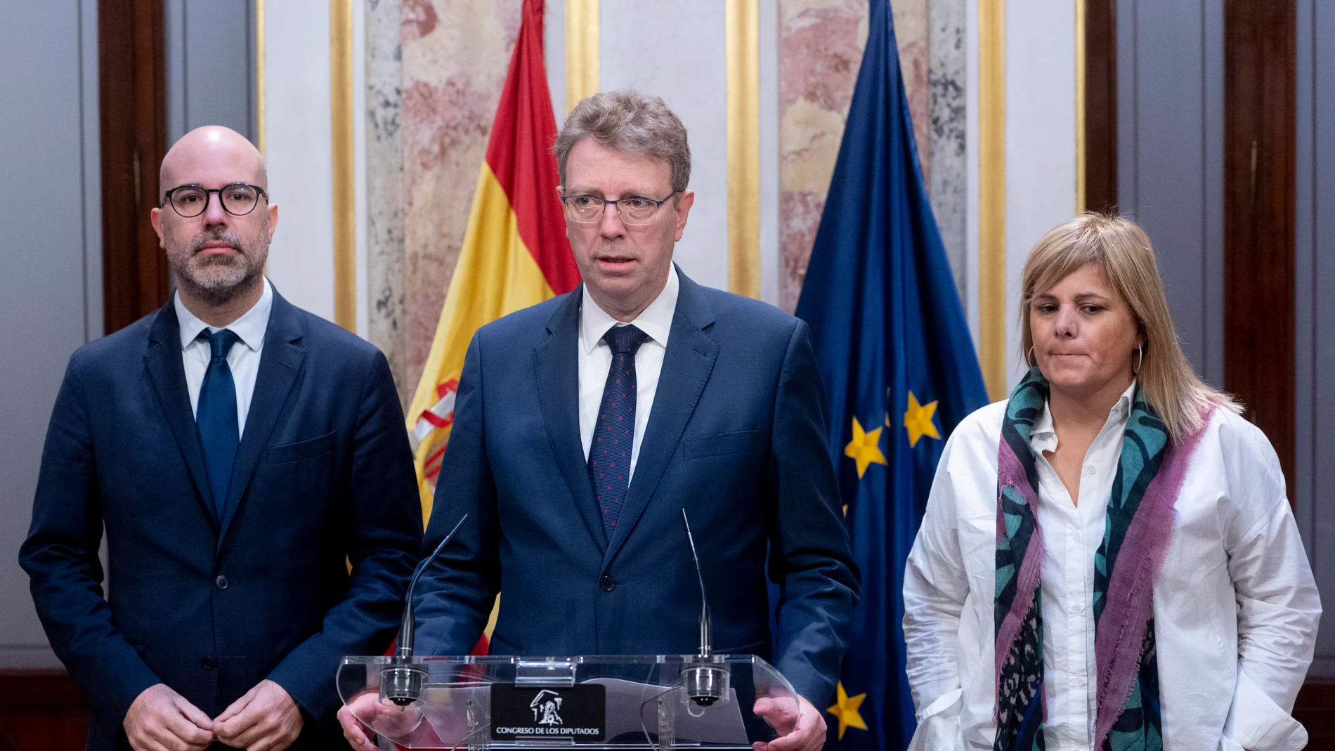 (I-D) Los diputados del PDeCAT, Genís Boadella, Ferran Bel y Concepció Cañadell, intervienen durante una sesión plenaria en el Congreso de los Diputados.