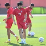 Sardar Azmoun, con el número 20 en el pecho, durante un entrenamiento con la selección iraní