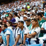 Aficionados argentinos, cariacontecidos por la derrota