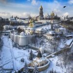 Un pájaro sobrevuela el cielo cerca del complejo monástico ortodoxo Pechersk Lavra (Monasterio de las Cuevas), de 1000 años de antigüedad, en Kyiv