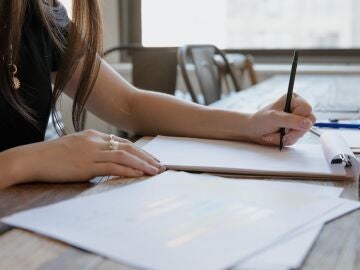 Se estima que hay alrededor de un zurdo por cada 10 personas diestras | Fuente: Rodnae Productions / Pexels