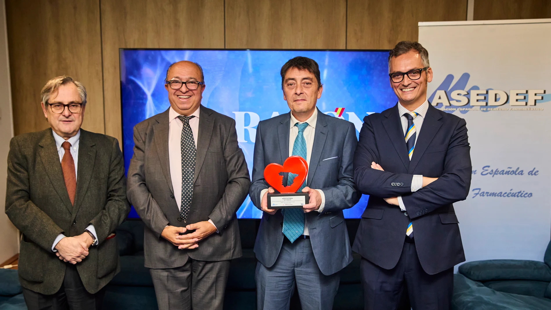ASEDEF entrega el premio a Sergio Alonso, director del suplemento “A tu Salud” y director adjunto de La Razón
