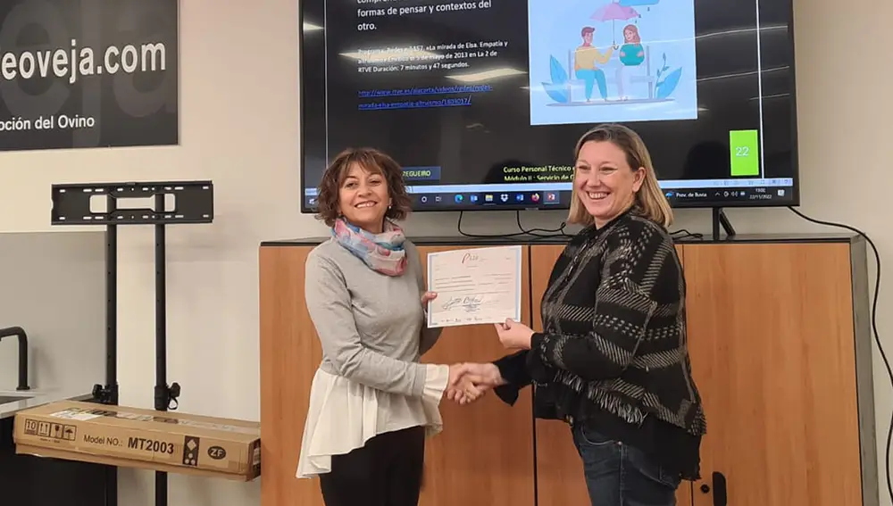 La consejera de Familia e Igualdad de Oportunidades, Isabel Blanco, entrega uno de los diplomas a una de las participantes en el programa