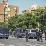 Agentes de la Policía Nacional en el barrio del Polígono Sur, en Sevilla