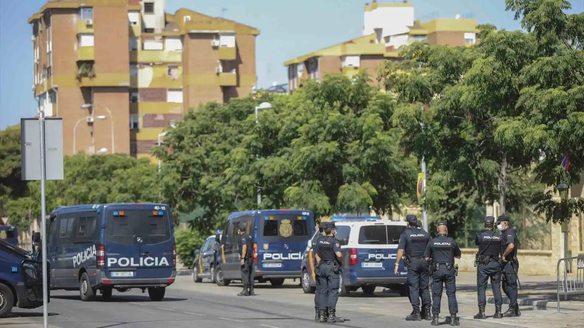 Agentes de la Policía Nacional en el barrio del Polígono Sur, en Sevilla