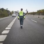 Un agente de la Guardia Civil de Tráfico trabaja en un control policial