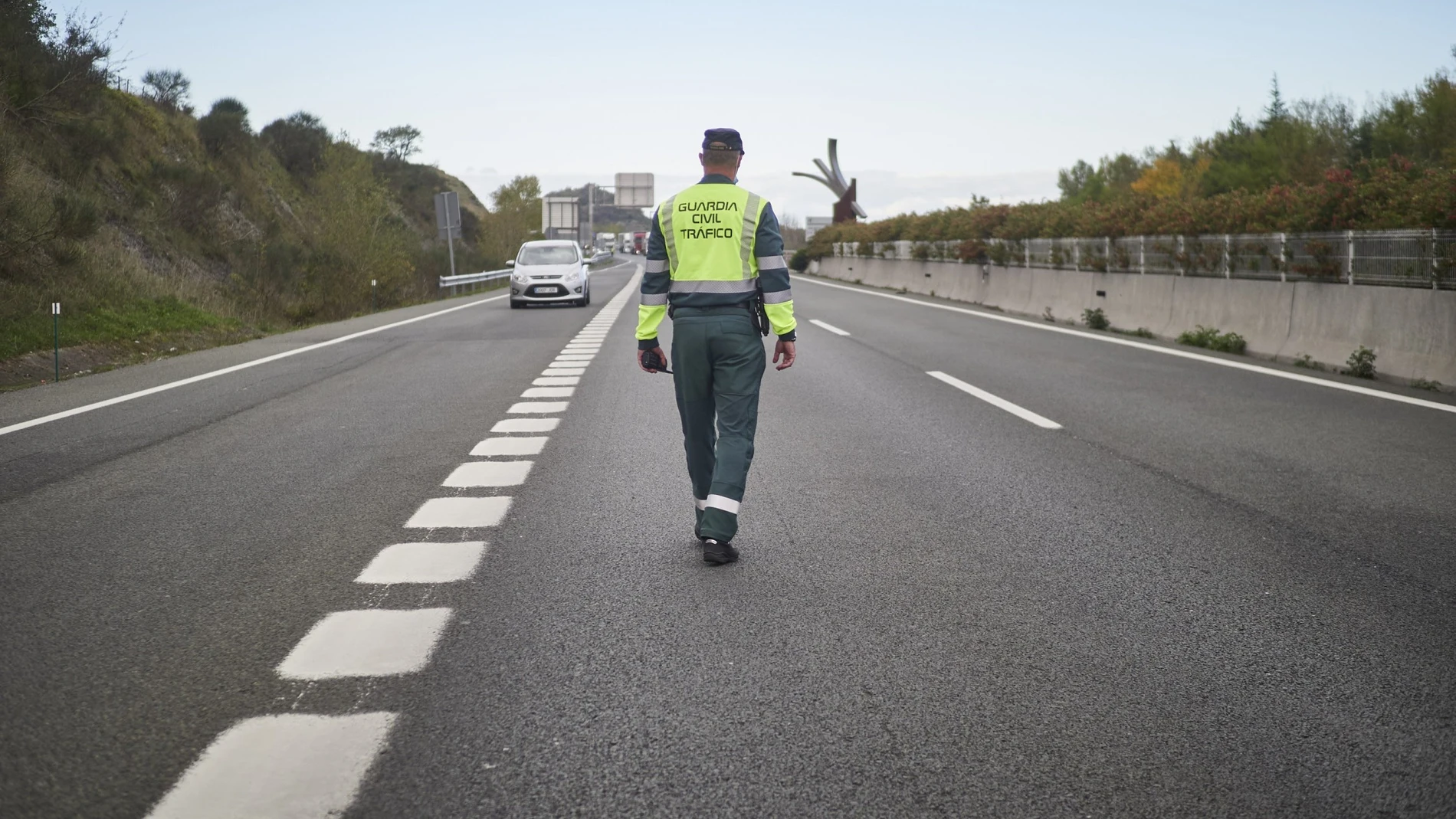 Un agente de la Guardia Civil de Tráfico trabaja en un control policial