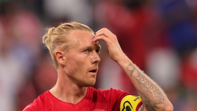 Kjaer, capitán de Dinamarca, con el brazalete "No discrimination"