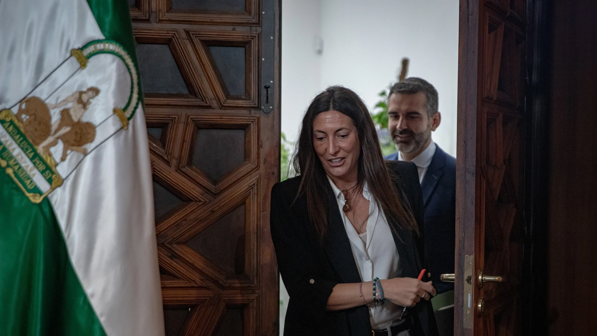 El consejero de Sostenibilidad, Medio Ambiente y Economía Azul y portavoz del Gobierno, Ramón Fernández-Pacheco y la consejera de Inclusión Social, Juventud, Familias e Igualdad, Loles López. María José López / Europa Press