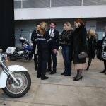 Los consejeros Juan Carlos Suárez-Quiñones e Isabel Blanco conversan con una mujer policía antes del Congreso