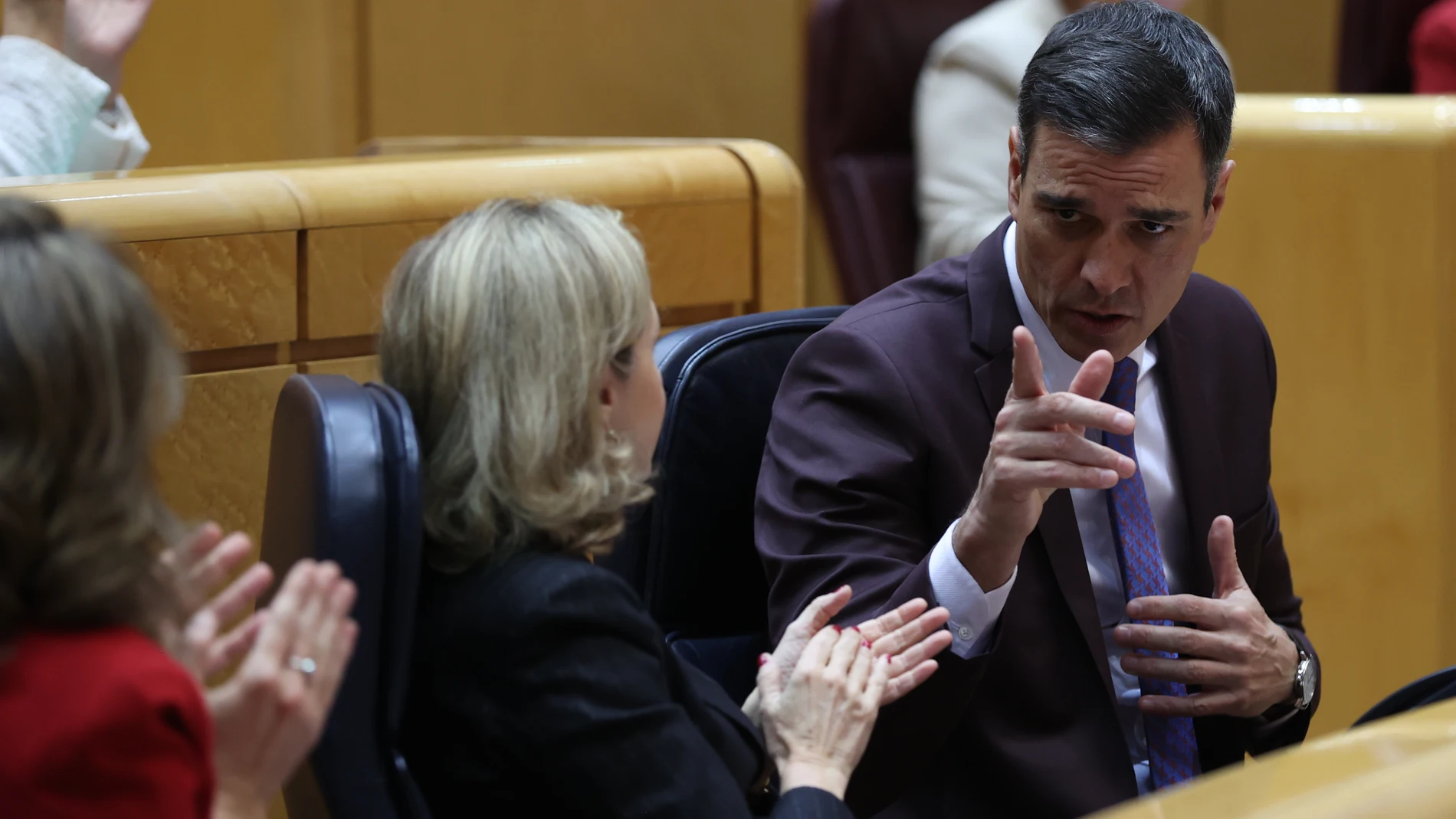 El presidente del Gobierno, Pedro Sánchez, y la vicepresidenta primera y ministra de Asuntos Económicos, Nadia Calviño, en el Senado