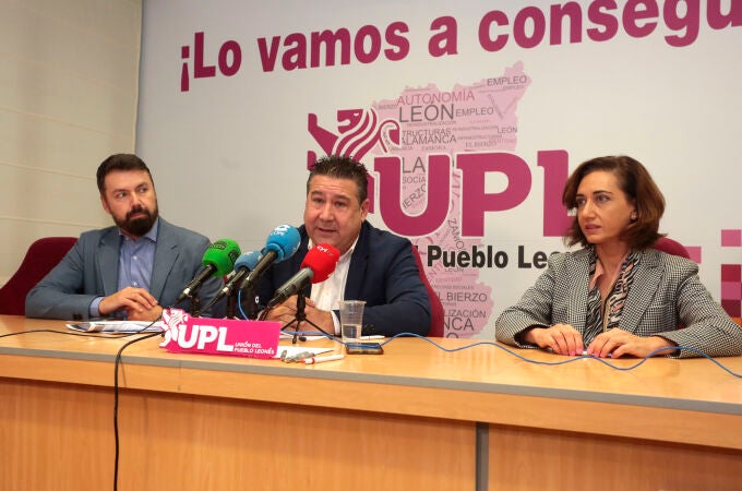Los procuradores de Unión del Pueblo Leonés en las Cortes de Castilla y León, Luis Mariano Santos, Alicia Gallego y José Ramón García, exponen las enmiendas parciales a los Presupuestos Generales de la Comunidad para 2023