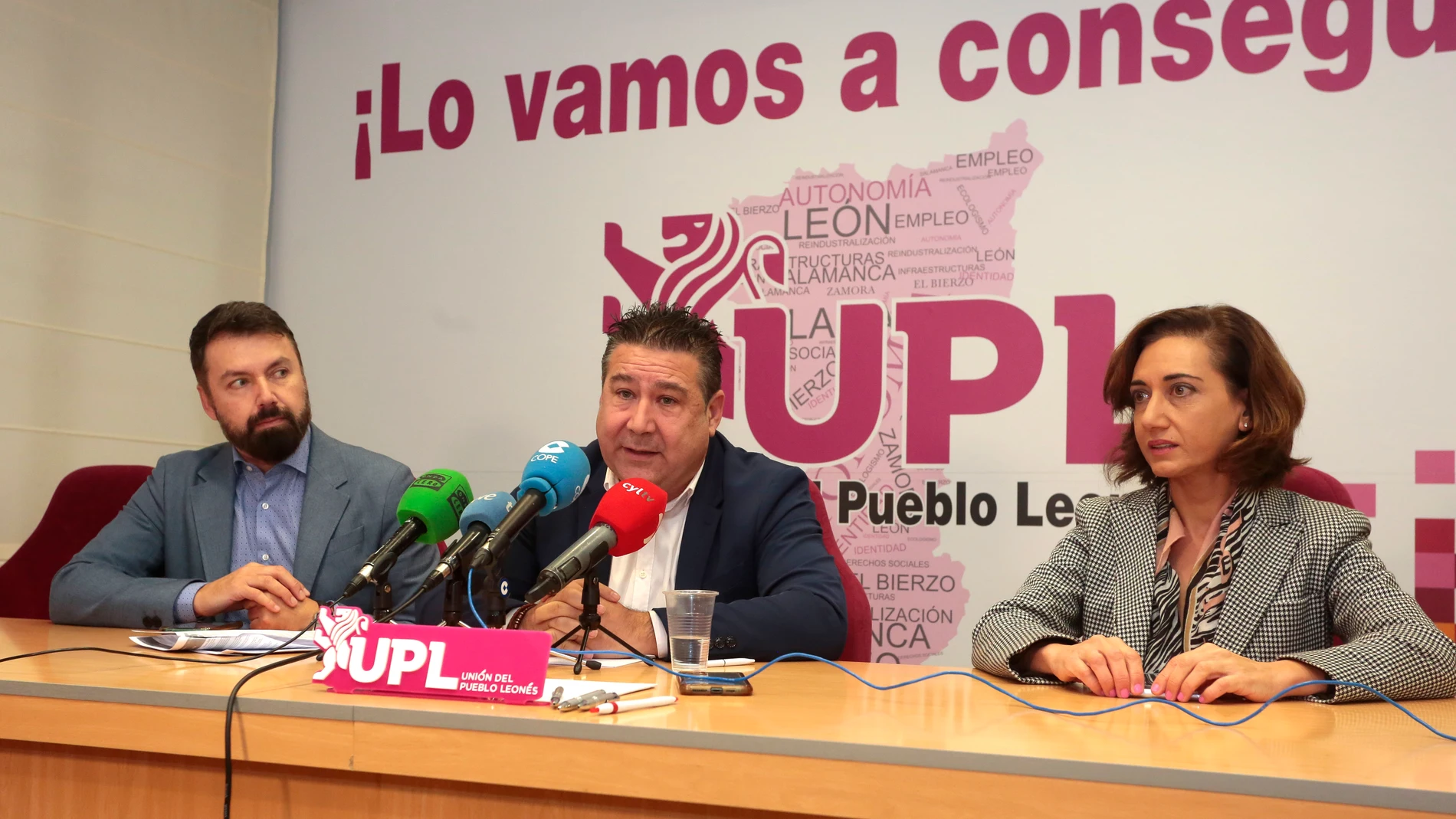 Los procuradores de Unión del Pueblo Leonés en las Cortes de Castilla y León, Luis Mariano Santos, Alicia Gallego y José Ramón García, exponen las enmiendas parciales a los Presupuestos Generales de la Comunidad para 2023