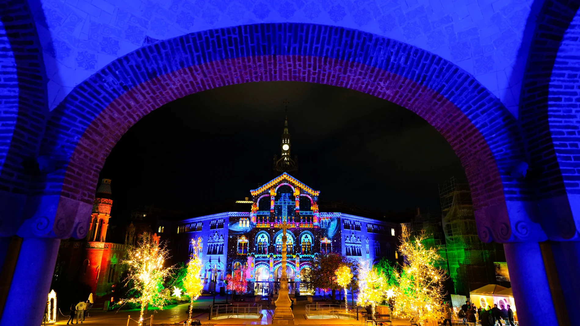 BARCELONA, 22/11/2022.- El Recinto Modernista de Sant Pau, en Barcelona, inauguró el pasado martes "L'Univers de la Llum", un espectáculo de luces que marca el comienzo a la Navidad y que tendrá abiertas sus puertas hasta el 15 de enero .EFE/Enric Fontcuberta