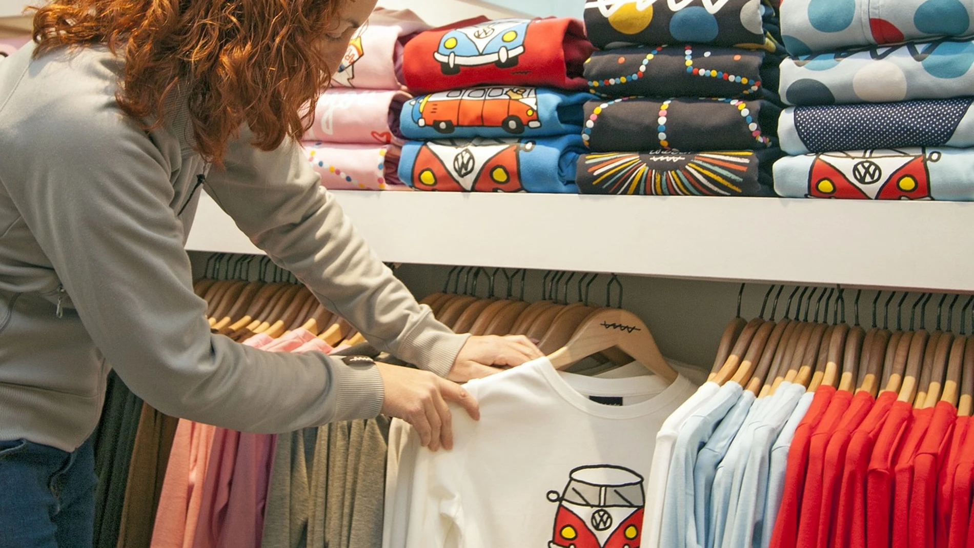 Una ciudadana busca una sudadera en una tienda de Salamanca