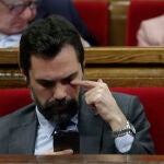 .-El expresidente del Parlament y actual conseller de Empresa, Roger Torrent atiende a su dispositivo móvil durante un pleno del Parlament. EFE/Quique García