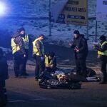 Agentes de policía junto a los cuerpos de las personas muertas en los bombardeos rusos en Kyiv