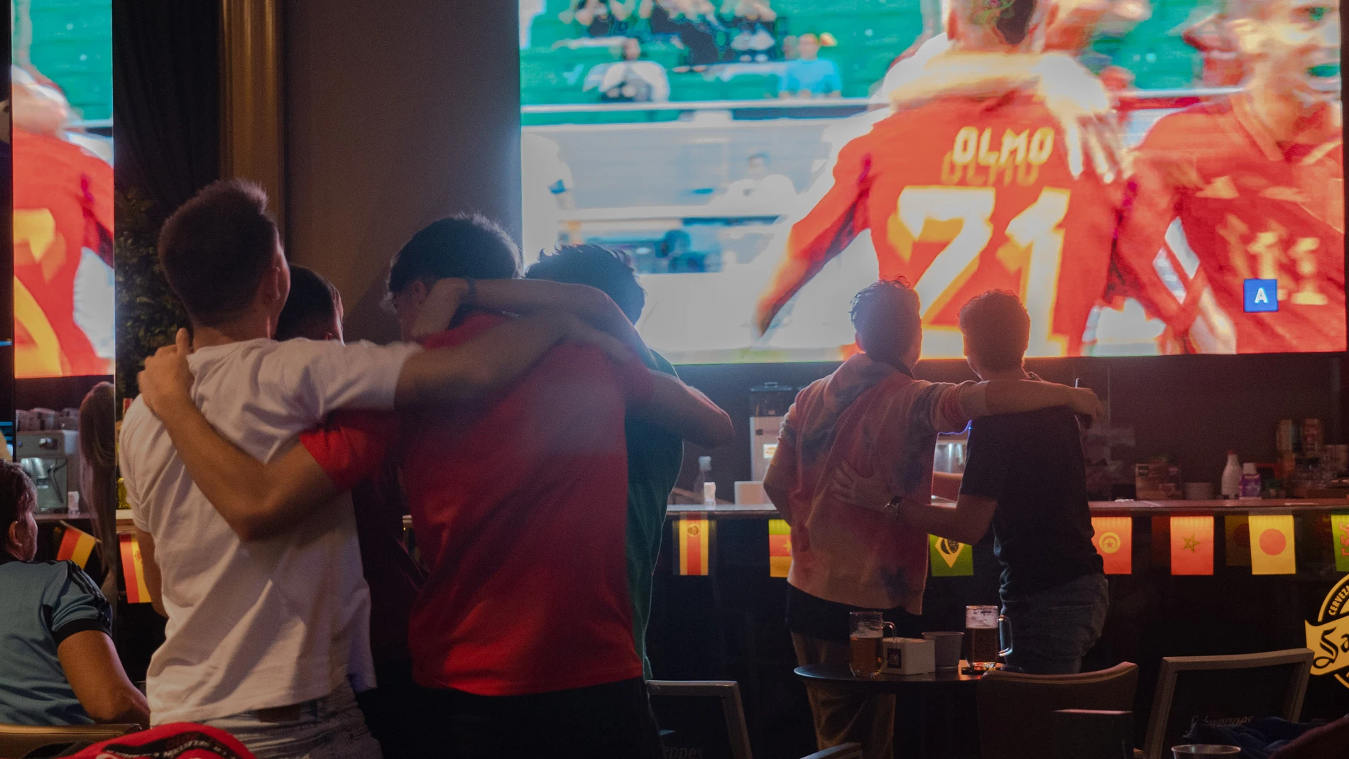 Aficionados españoles celebran en un bar la victoria ante Costa Rica