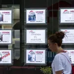 Viviendas en venta en el escaparate de una agencia inmobiliaria