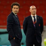 El seleccionador de España Luis Enrique (d) habla con Luis Rubiales (i) y José Francisco Molina hoy, antes de un partido de la fase de grupos del Mundial de Fútbol Qatar 2022 entre España y Costa Rica en Doha (Catar). EFE/JuanJo Martin