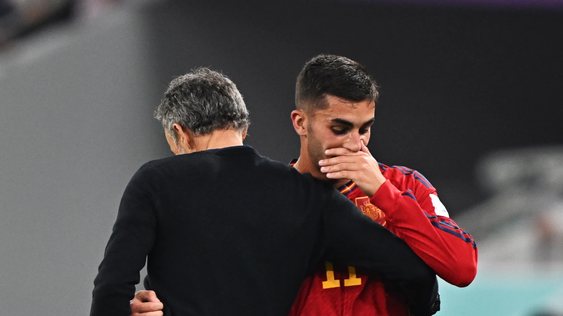 Ferran Torres, con Luis Enrique, al ser sustituido en el España-Costa Rica del Mundial de Qatar 2022