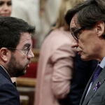 El presidente de la Generalitat, Pere Aragonès, junto a Salvador Illa (PSC) en el Parlament