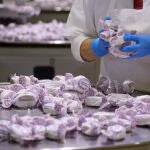 Una operaria manipulando polvorones de almendra