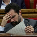 El expresidente del Parlament y actual conseller de Empresa, Roger Torrent, durante el pleno del Parlament este miércoles en que el Tribunal Superior de Justicia de Cataluña (TSJC) le ha absuelto a él y a los miembros de JxCat y ERC de su Mesa, al concluir que no desobedecieron al Constitucional (TC) al tramitar resoluciones soberanistas en la pasada legislatura.EFE/Quique García