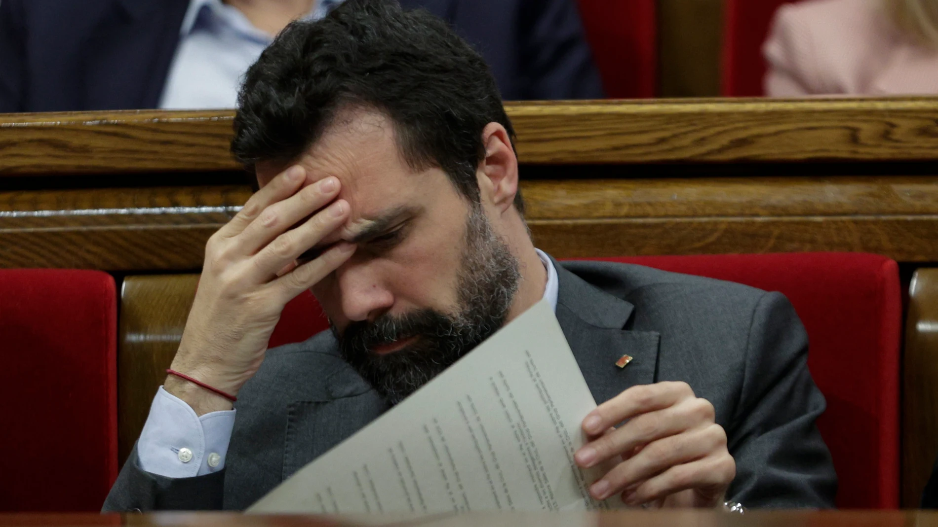 El expresidente del Parlament y actual conseller de Empresa, Roger Torrent, durante el pleno del Parlament este miércoles en que el Tribunal Superior de Justicia de Cataluña (TSJC) le ha absuelto a él y a los miembros de JxCat y ERC de su Mesa, al concluir que no desobedecieron al Constitucional (TC) al tramitar resoluciones soberanistas en la pasada legislatura.EFE/Quique García