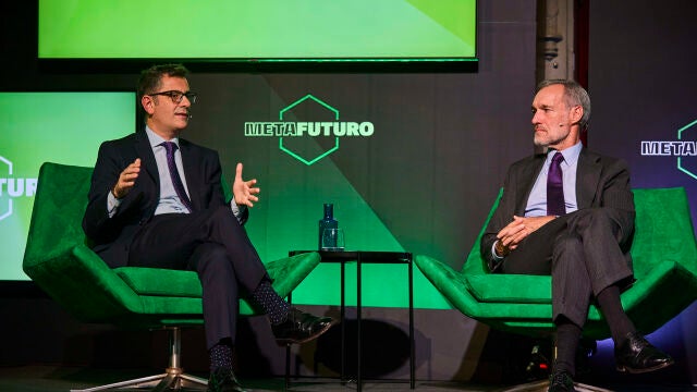 El ministro de la Presidencia, Félix Bolaños, y el vicepresidente Ejecutivo de Atresmedia, Silvio González, durante el foro este miércoles