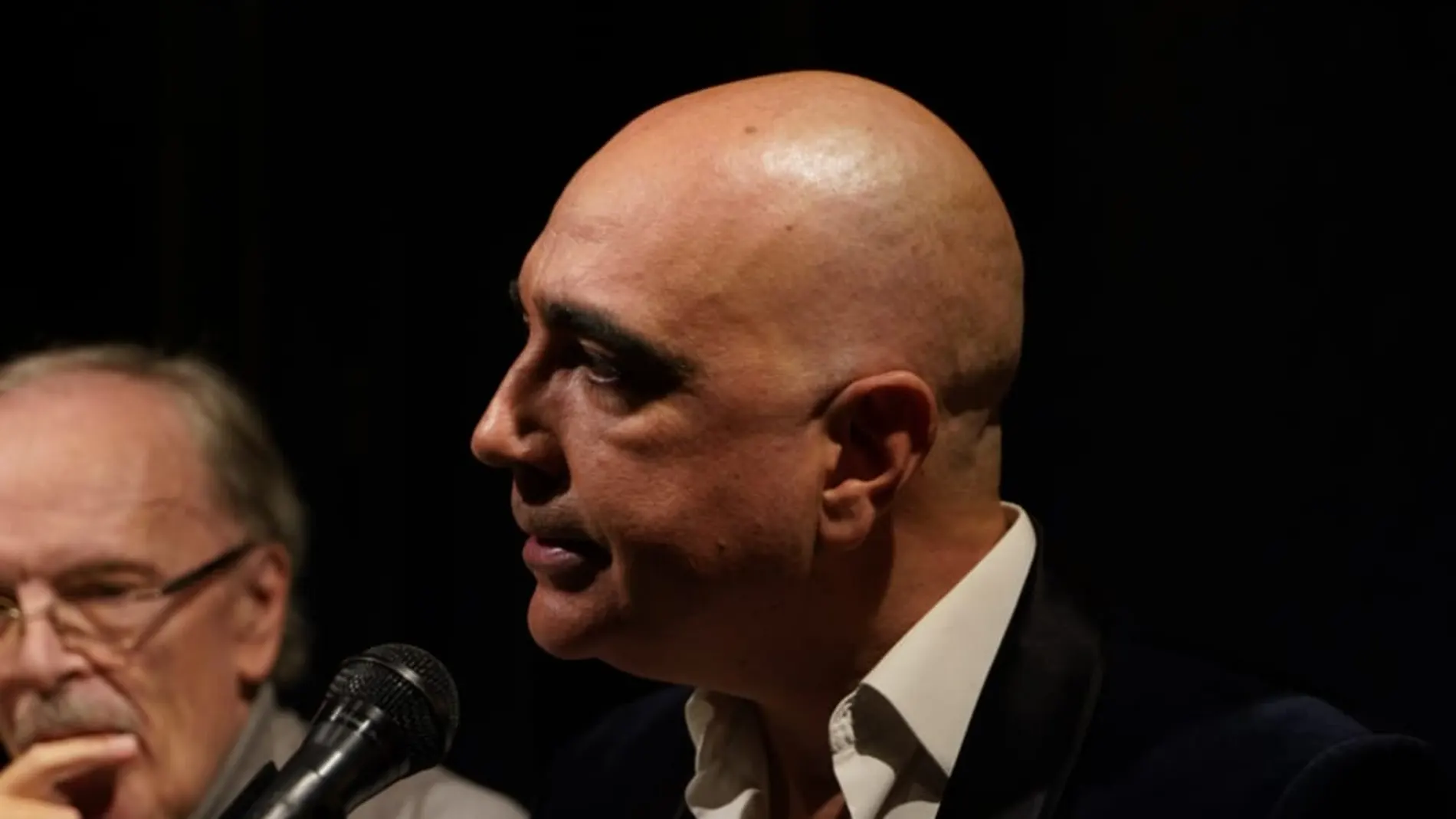 Manuel Francisco Reina en primer plano con Antonio Hernández, Premio Nacional de Poesía