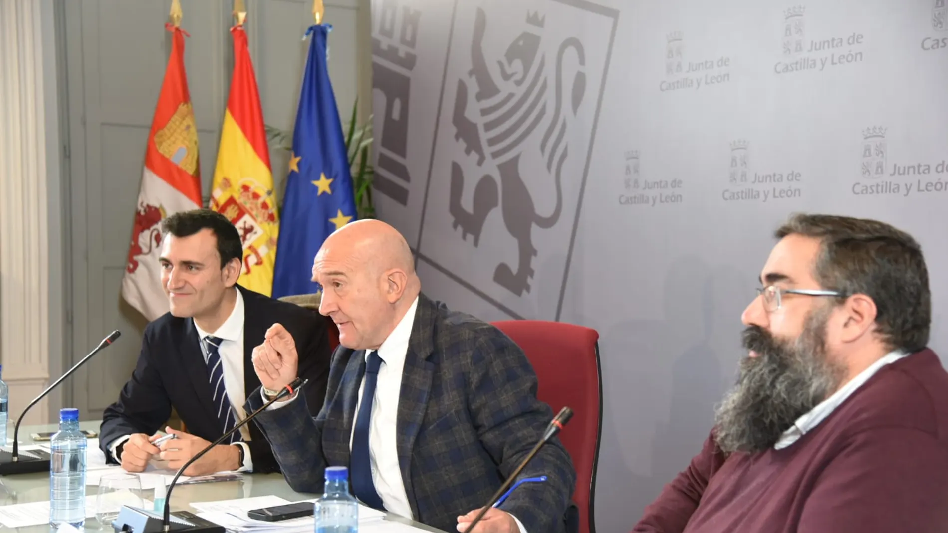 El consejero de la Presidencia, Jesús Julio Carnero, preside el Consejo de Castilla y León de Cooperación para el Desarrollo, junto al alcalde de Medina de Rioseco, David Esteban
