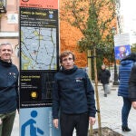 El alcalde de Madrid, José Luis Martínez-Almeida, y el presidente de la Xunta de Galicia, Alfonso Rueda, posan durante la inauguración de la nueva ruta saludable del Camino de Santiago, en la Plaza de Santiago de Madrid