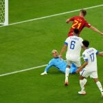 Dani Olmo superó la salida de Keylor Navas para adelantar a España ante Costa Rica