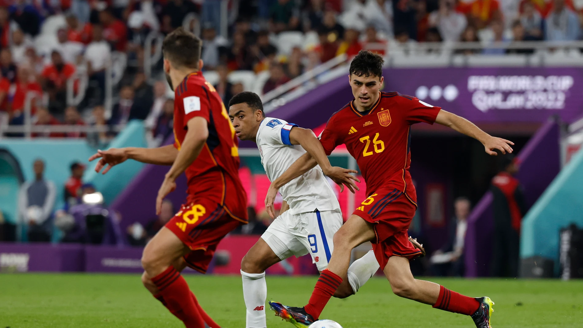 Pedri disputa un balón con Jewison Bennette e intenta combinar con Jordi Alba en el España - Costa Rica