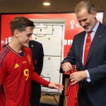 El rey Felipe VI pidió una camiseta firmada a Gavi