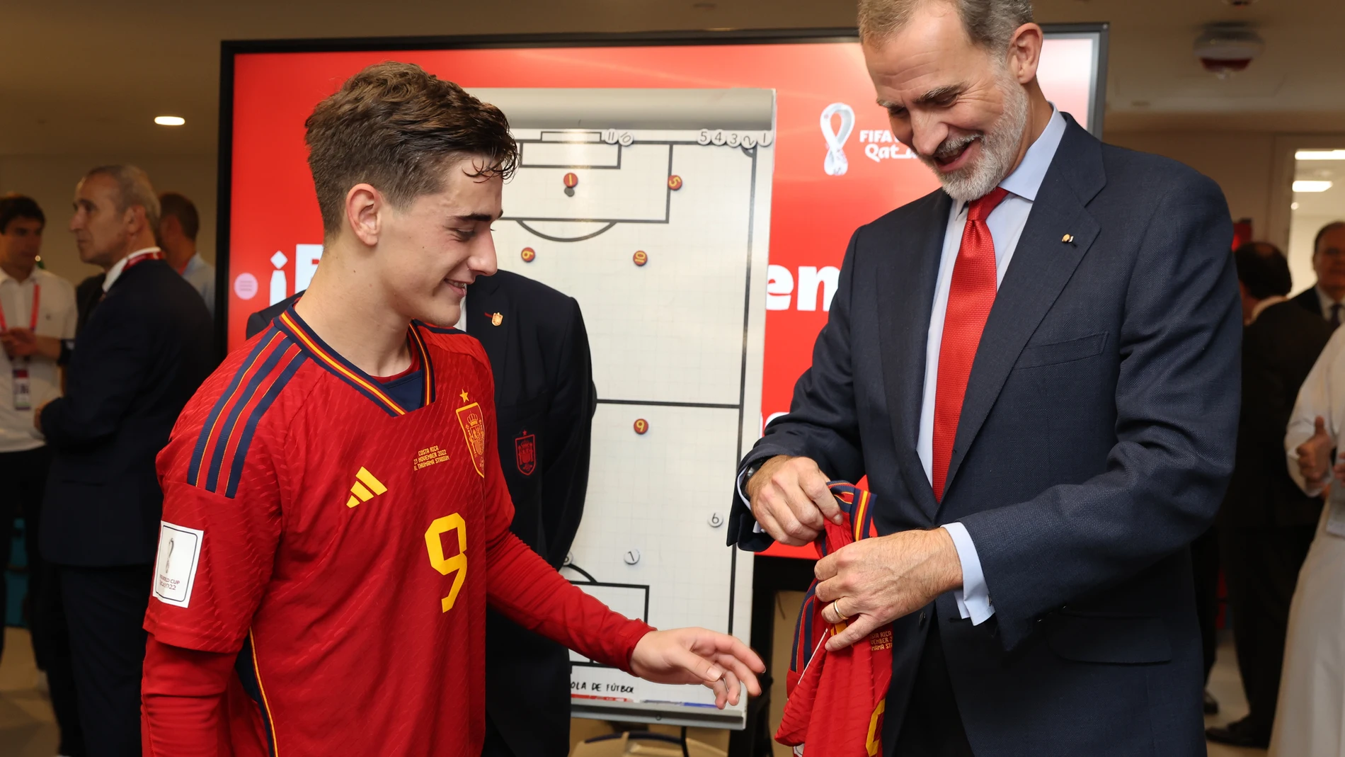El rey Felipe VI pidió una camiseta firmada a Gavi