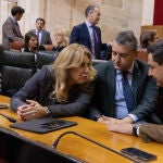 El presidente Juanma Moreno, a la derecha, junto a los consejeros Carolina España y Antonio Sanz