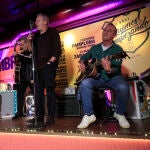 Los Hombres G actuaron ayer durante la presentación de la gira que conmemora sus 40 años en la música, "Y seguimos empezando"