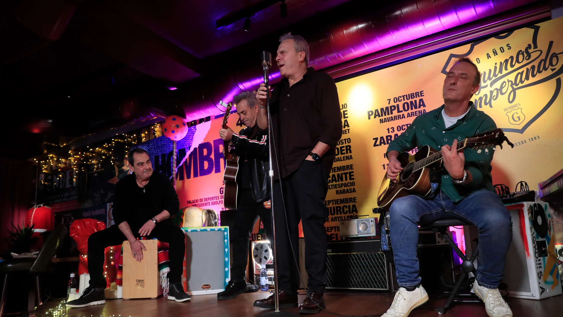 Los Hombres G actuaron ayer durante la presentación de la gira que conmemora sus 40 años en la música, "Y seguimos empezando"