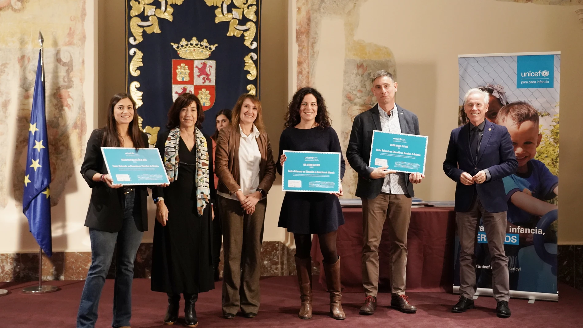 La consejera de Educación, Rocío Lucas, entrega los diplomas a los centros referentes en derechos de infancia y ciudadanía global