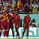 Gavi, subido encima de Laporte para celebrar su gol