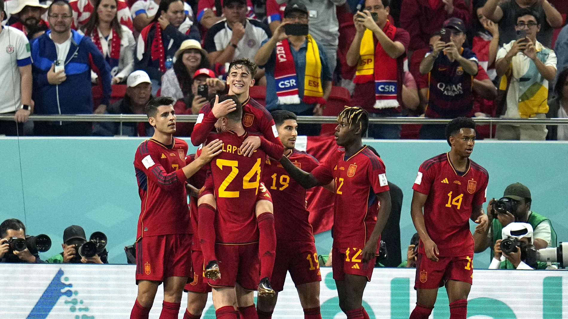 Gavi, subido encima de Laporte para celebrar su gol