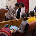 La portavoz del Grupo Mixto, Teresa Rodríguez (i), con las familias de Adrián y Abel, dos niños con enfermedades raras,