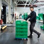 Trabajador de la plataforma del Higuerón Sur, donde se preparan los pedidos online.