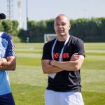 Andrés Iniesta, en su visita a la concentración de España